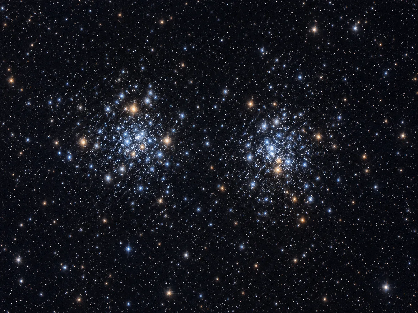 KI-generiertes Bild: Redaktionelle KI-Illustration der beiden benachbarten offenen Sternhaufen NGC 869 und NGC 884.