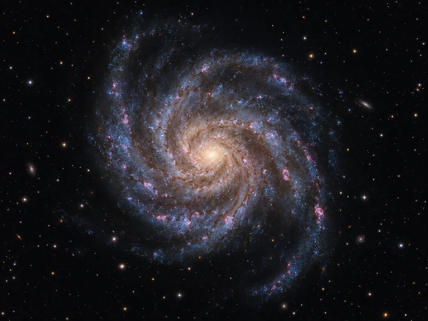 Redaktionelle KI-Illustration der Feuerradgalaxie M101 mit asymmetrischen Spiralarmen und Sternentstehungsgebieten.