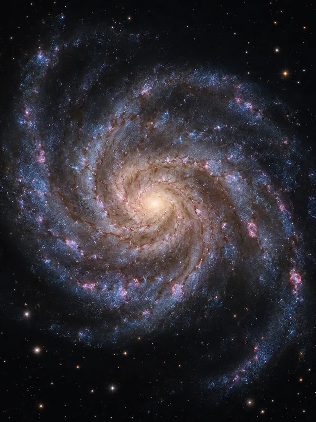 KI-generiertes Bild: Redaktionelle KI-Illustration der Feuerradgalaxie M101 mit asymmetrischen Spiralarmen und Sternentstehungsgebieten.