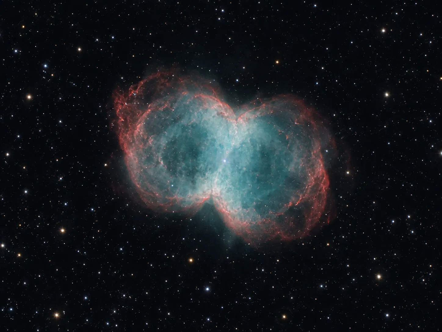 Redaktionelle KI-Illustration des Hantelnebels M27 mit zweilappiger Gasstruktur in Cyan- und Rottönen.