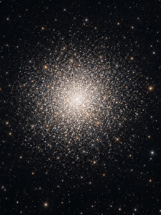 KI-generiertes Bild: Redaktionelle KI-Illustration des Kugelsternhaufens M13 mit dichtem hellem Zentrum und aufgelösten Randsternen.