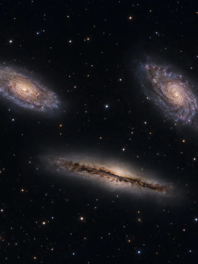 KI-generiertes Bild: Redaktionelle KI-Illustration des Leo-Tripletts mit M65, M66 und der kantenständigen Galaxie NGC 3628.