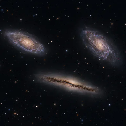 KI-generiertes Bild: Redaktionelle KI-Illustration des Leo-Tripletts mit M65, M66 und der kantenständigen Galaxie NGC 3628.