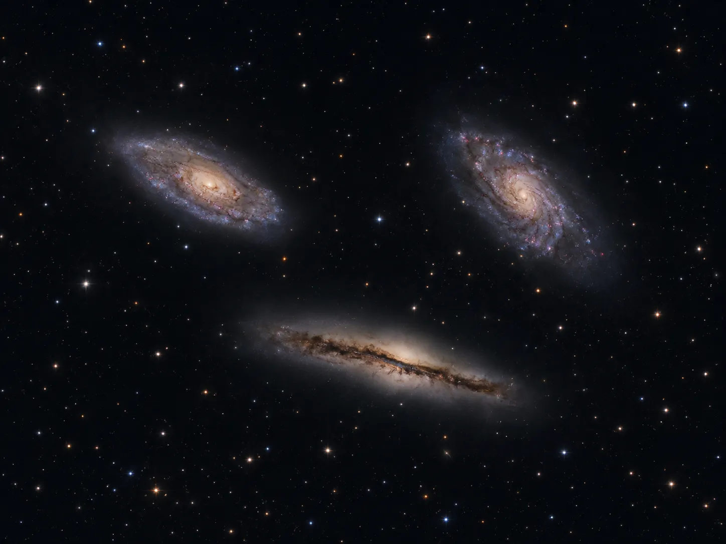 KI-generiertes Bild: Redaktionelle KI-Illustration des Leo-Tripletts mit M65, M66 und der kantenständigen Galaxie NGC 3628.