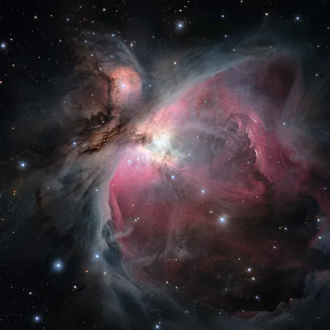 KI-generiertes Bild: Redaktionelle KI-Illustration des Orionnebels M42 mit hellem Kern, Gaswolken und dunklen Staubbändern.