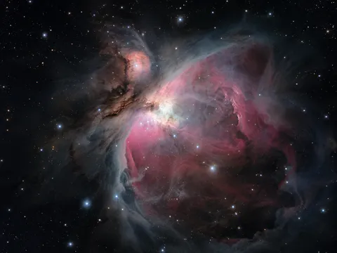 KI-generiertes Bild: Redaktionelle KI-Illustration des Orionnebels M42 mit hellem Kern, Gaswolken und dunklen Staubbändern.
