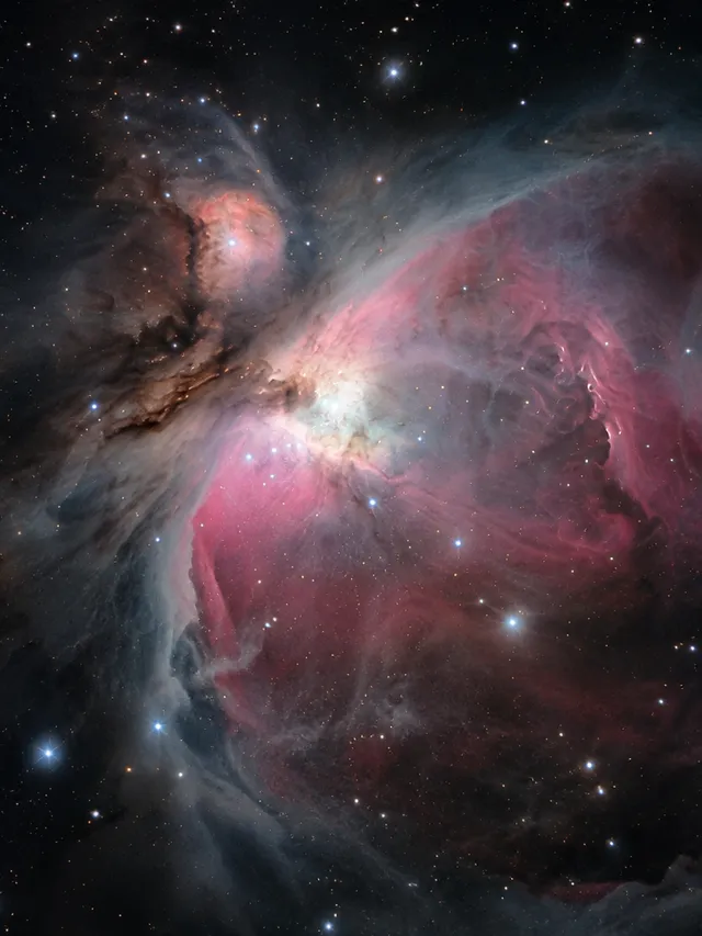 KI-generiertes Bild: Redaktionelle KI-Illustration des Orionnebels M42 mit hellem Kern, Gaswolken und dunklen Staubbändern.