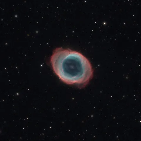 KI-generiertes Bild: Redaktionelle KI-Illustration des Ringnebels M57 als kompakter leuchtender Gasring vor einem Sternfeld.