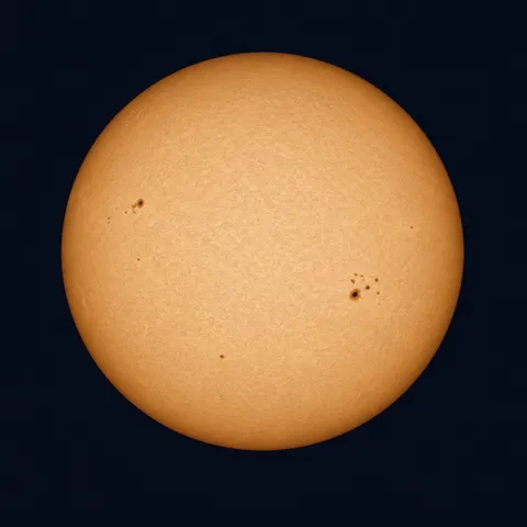 KI-generiertes Bild: Redaktionelle KI-Illustration der Sonne in sicherer Weißlichtfilter-Ansicht mit Randverdunkelung und Sonnenflecken.