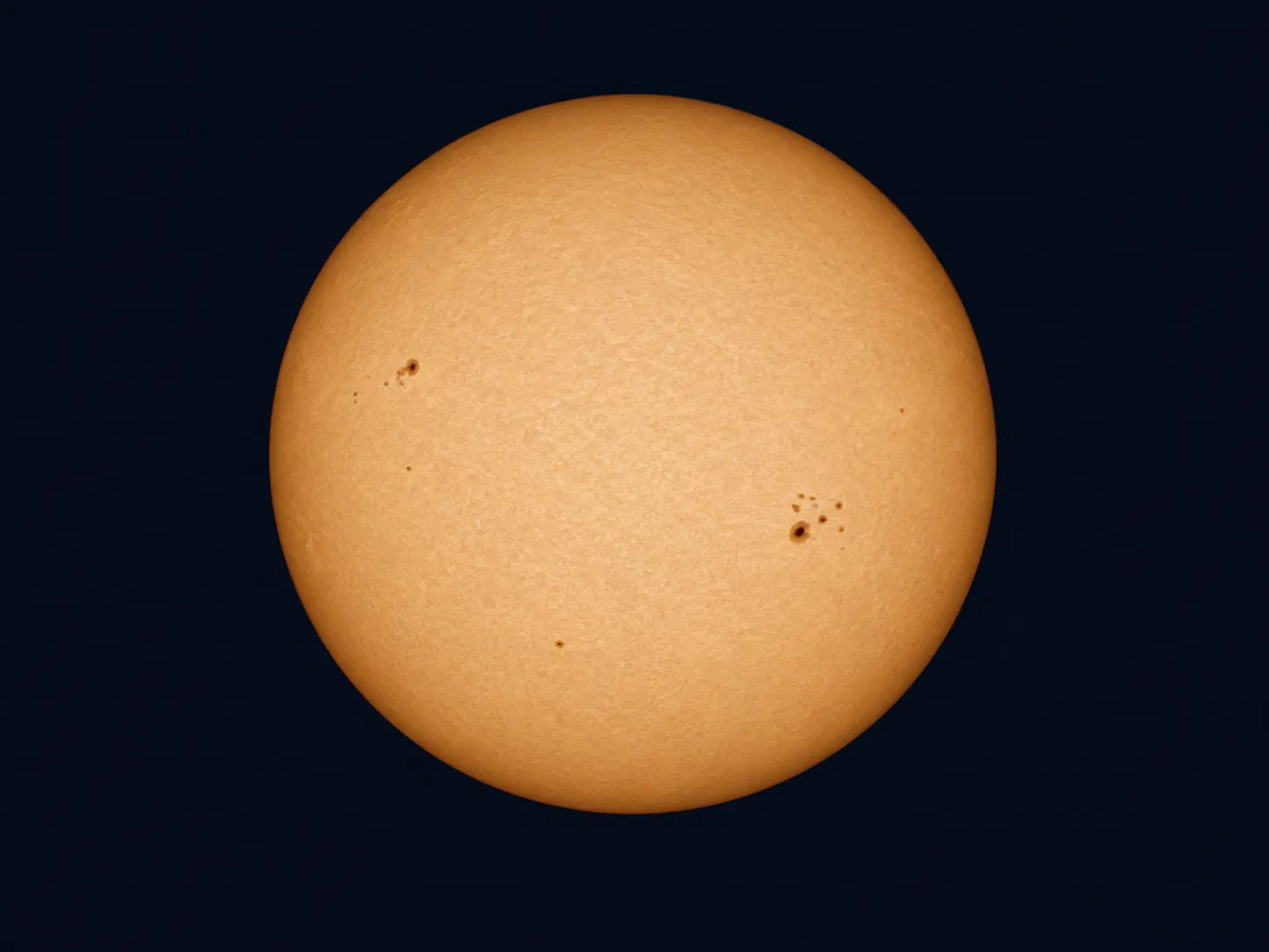Redaktionelle KI-Illustration der Sonne in sicherer Weißlichtfilter-Ansicht mit Randverdunkelung und Sonnenflecken.