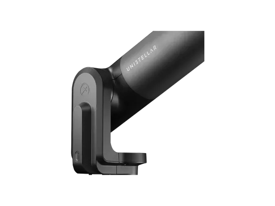 Nahaufnahme von Arm und Montierung des Equinox 2 mit dem Schriftzug Unistellar