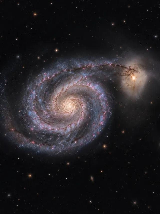 KI-generiertes Bild: Redaktionelle KI-Illustration der Whirlpool-Galaxie M51 mit Spiralarmen und ihrer kleineren Begleitgalaxie.