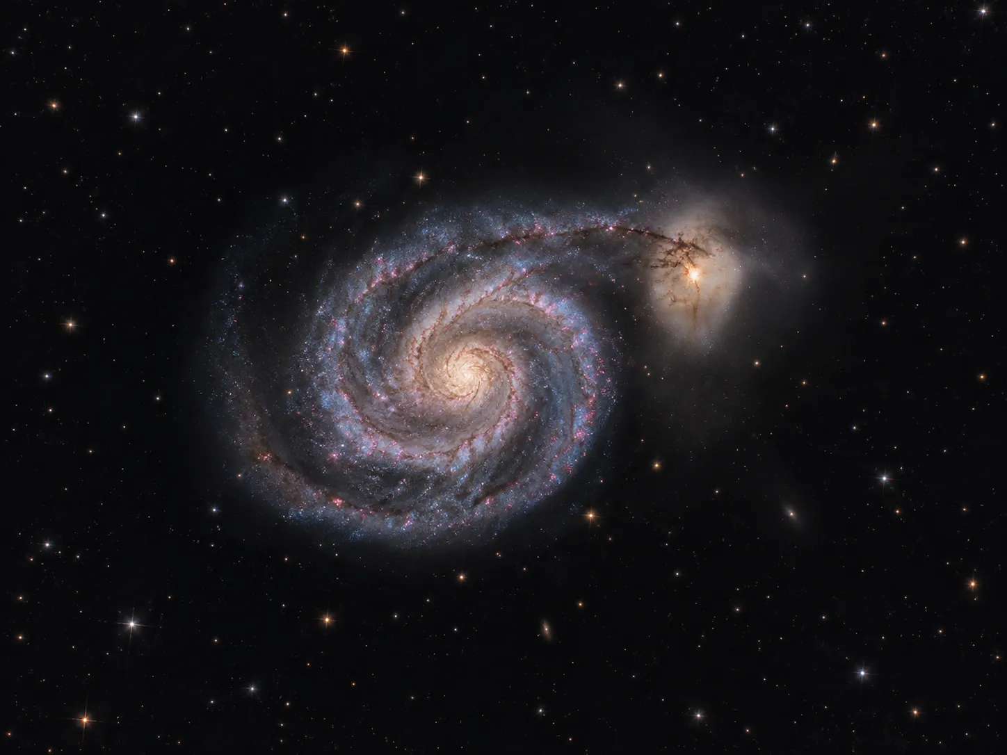 Redaktionelle KI-Illustration der Whirlpool-Galaxie M51 mit Spiralarmen und ihrer kleineren Begleitgalaxie.