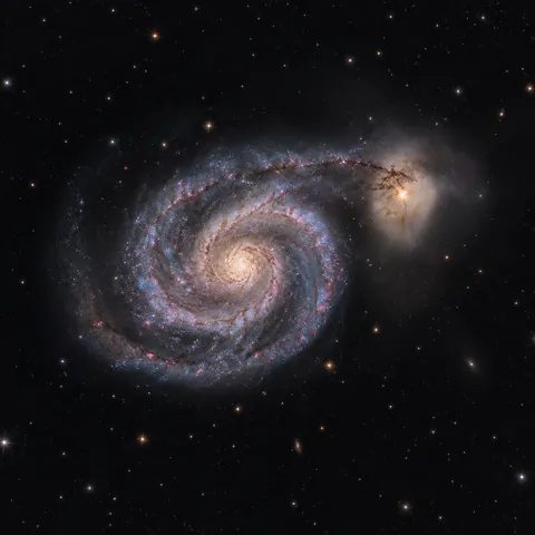 KI-generiertes Bild: Redaktionelle KI-Illustration der Whirlpool-Galaxie M51 mit Spiralarmen und ihrer kleineren Begleitgalaxie.