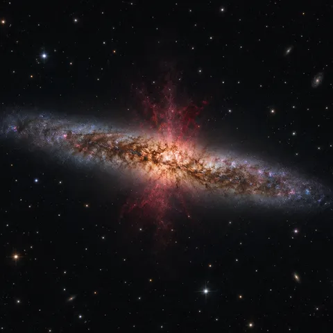 KI-generiertes Bild: Redaktionelle KI-Illustration der kantenständigen Zigarrengalaxie M82 mit dunklen Staubbändern und zentralem Ausstrom.