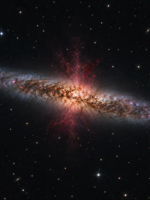 KI-generiertes Bild: Redaktionelle KI-Illustration der kantenständigen Zigarrengalaxie M82 mit dunklen Staubbändern und zentralem Ausstrom.