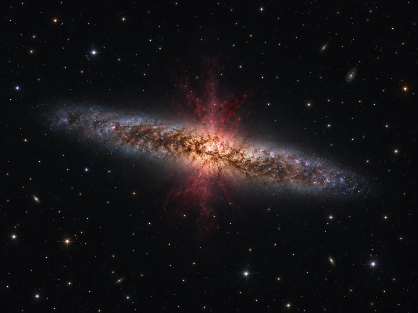Redaktionelle KI-Illustration der kantenständigen Zigarrengalaxie M82 mit dunklen Staubbändern und zentralem Ausstrom.
