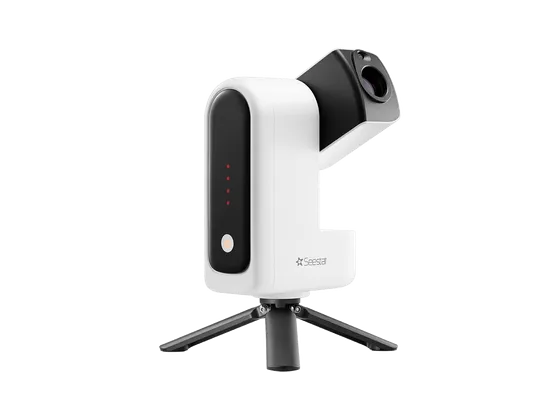 Seestar S30 Pro schräg von vorn, Objektiv nach oben gerichtet