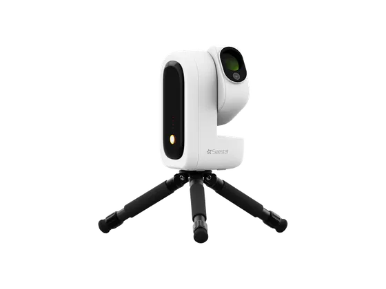 Seestar S50 Pro von vorn mit vergütetem Objektiv und Weitwinkelkamera